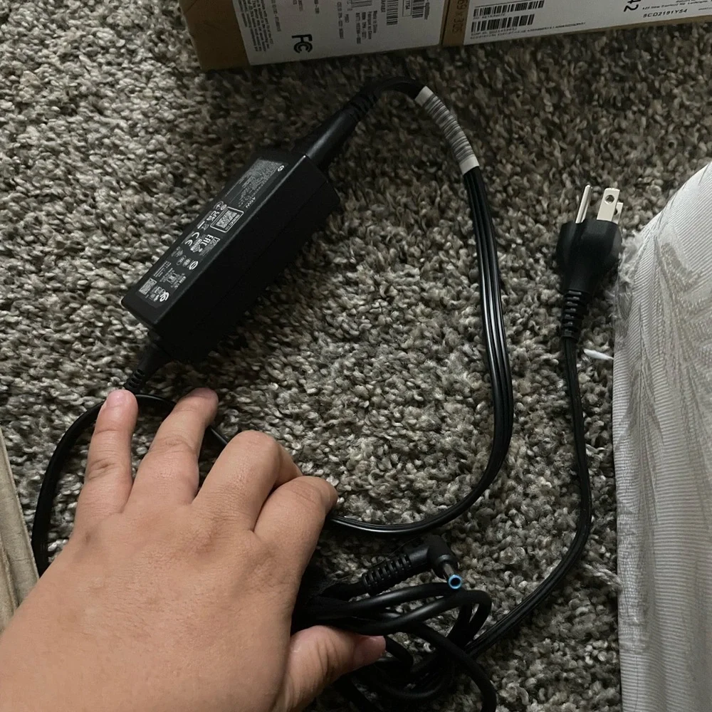 Selling brand new hp laptop in its box with its respective charger